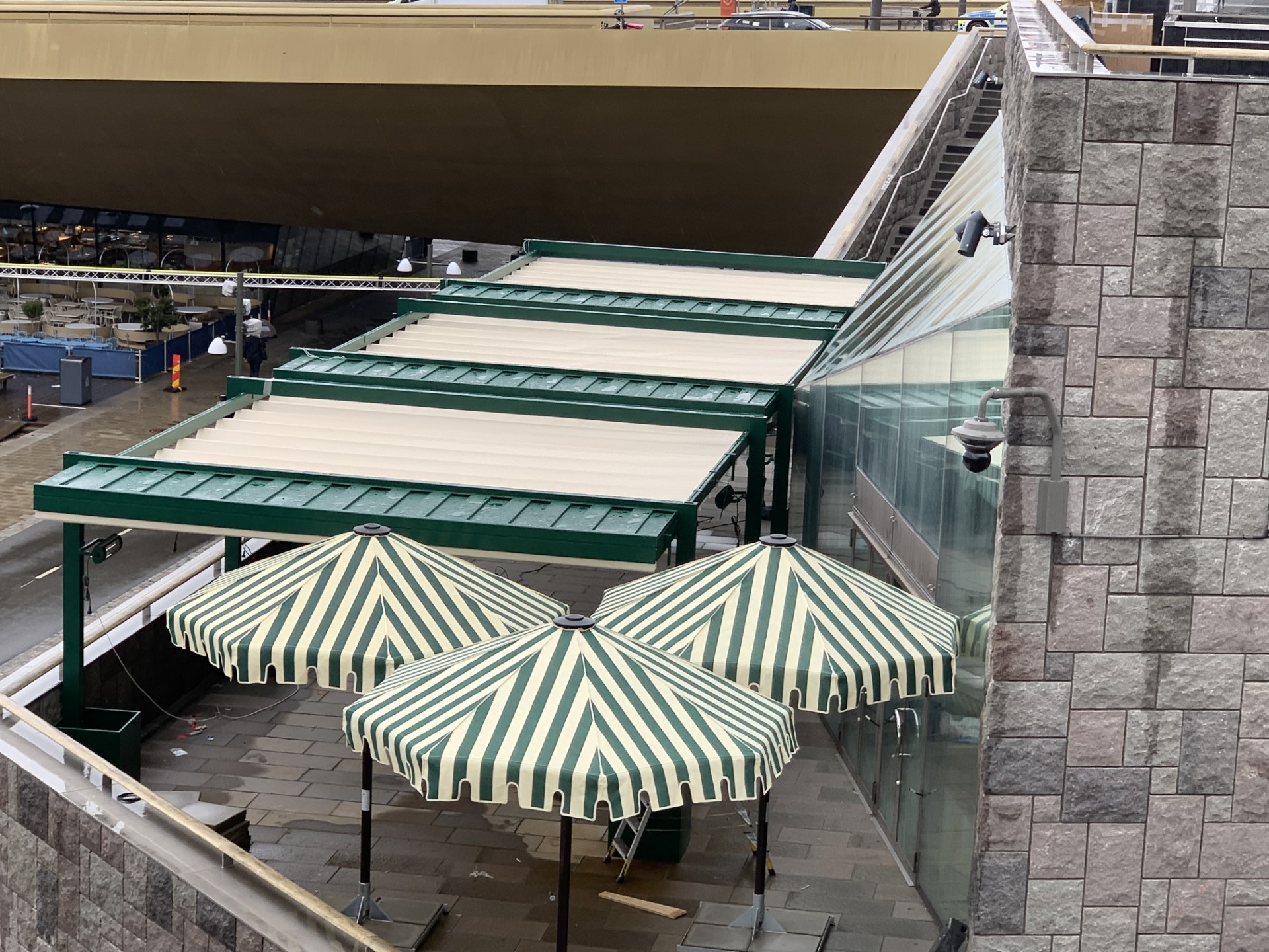 Montage hos PS Skylt & Inredning – Brasserie Astrid