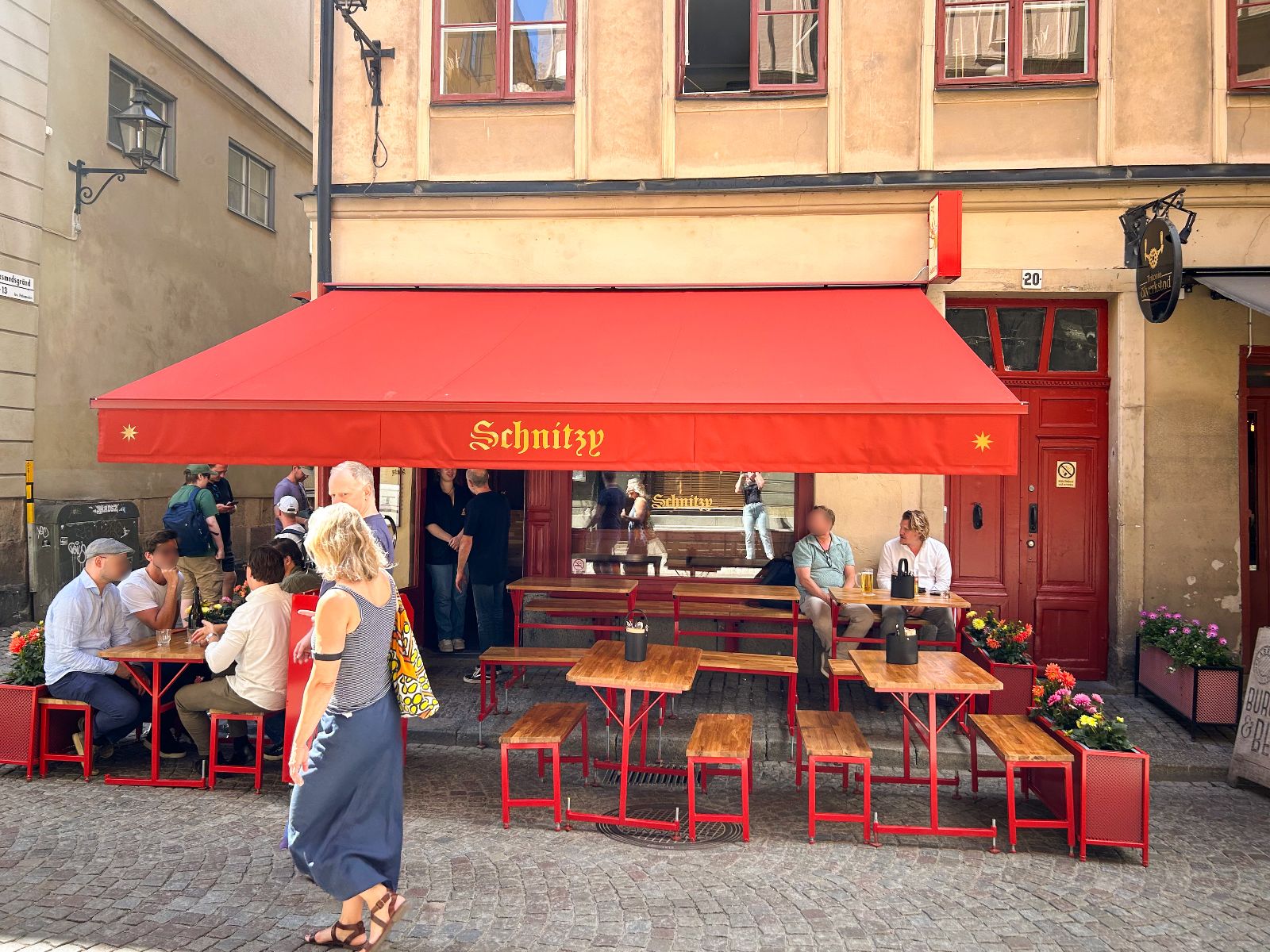 Schnitzy i Gamla Stan med ny terrassmarkis och LED-belyst logotyp