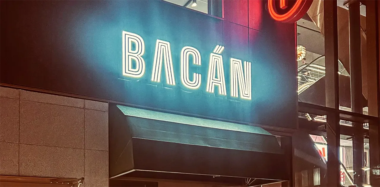 bacan-fasadskylt-kväll